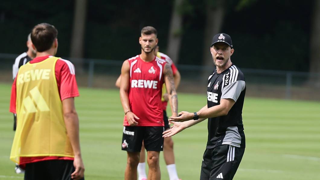 René Wagner gibt im Training Anweisungen.