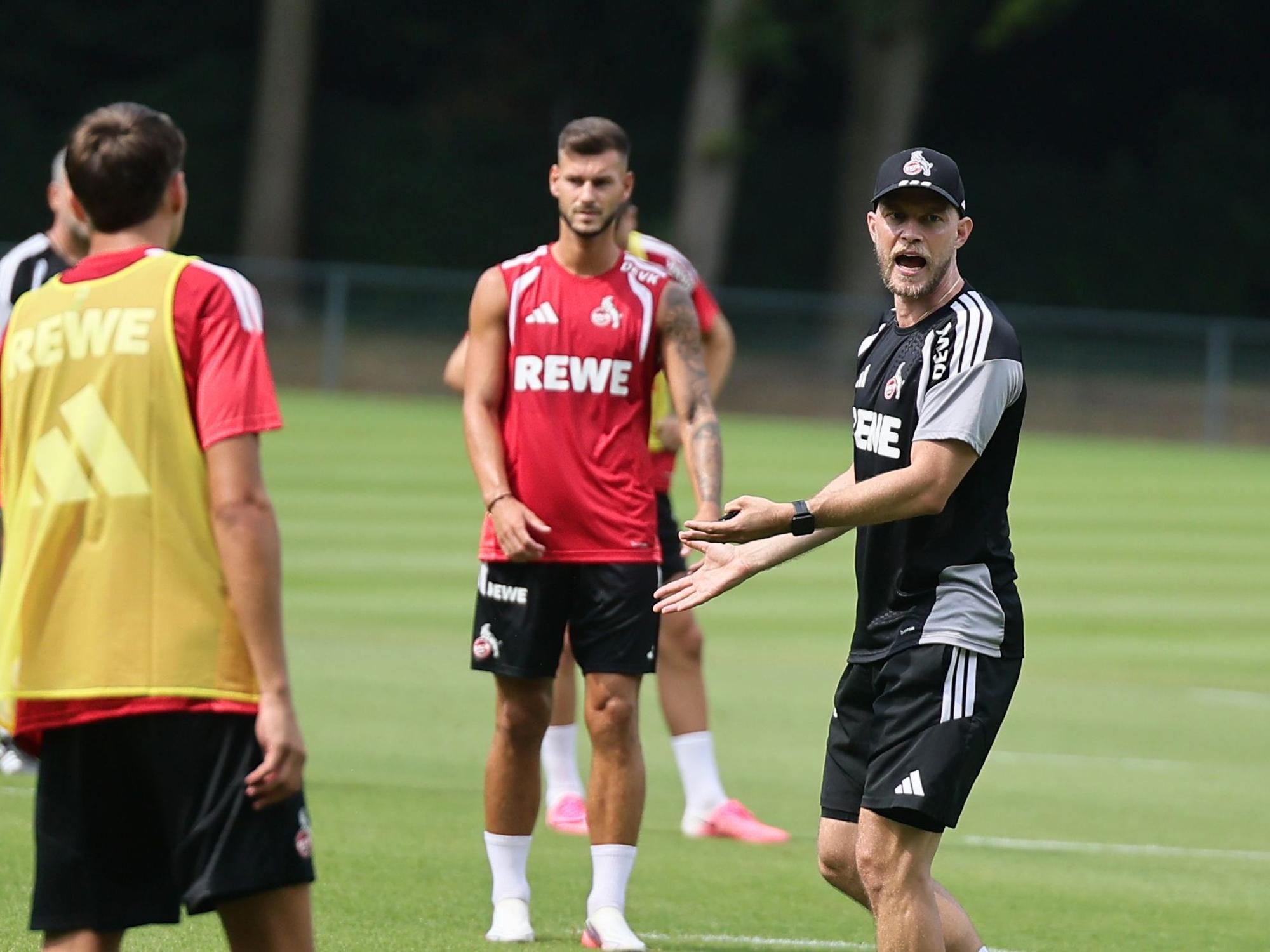 René Wagner gibt im Training Anweisungen.