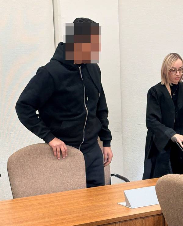 Der Beschuldigte mit Verteidigerin Anne Kieven beim Prozessauftakt im Landgericht Köln