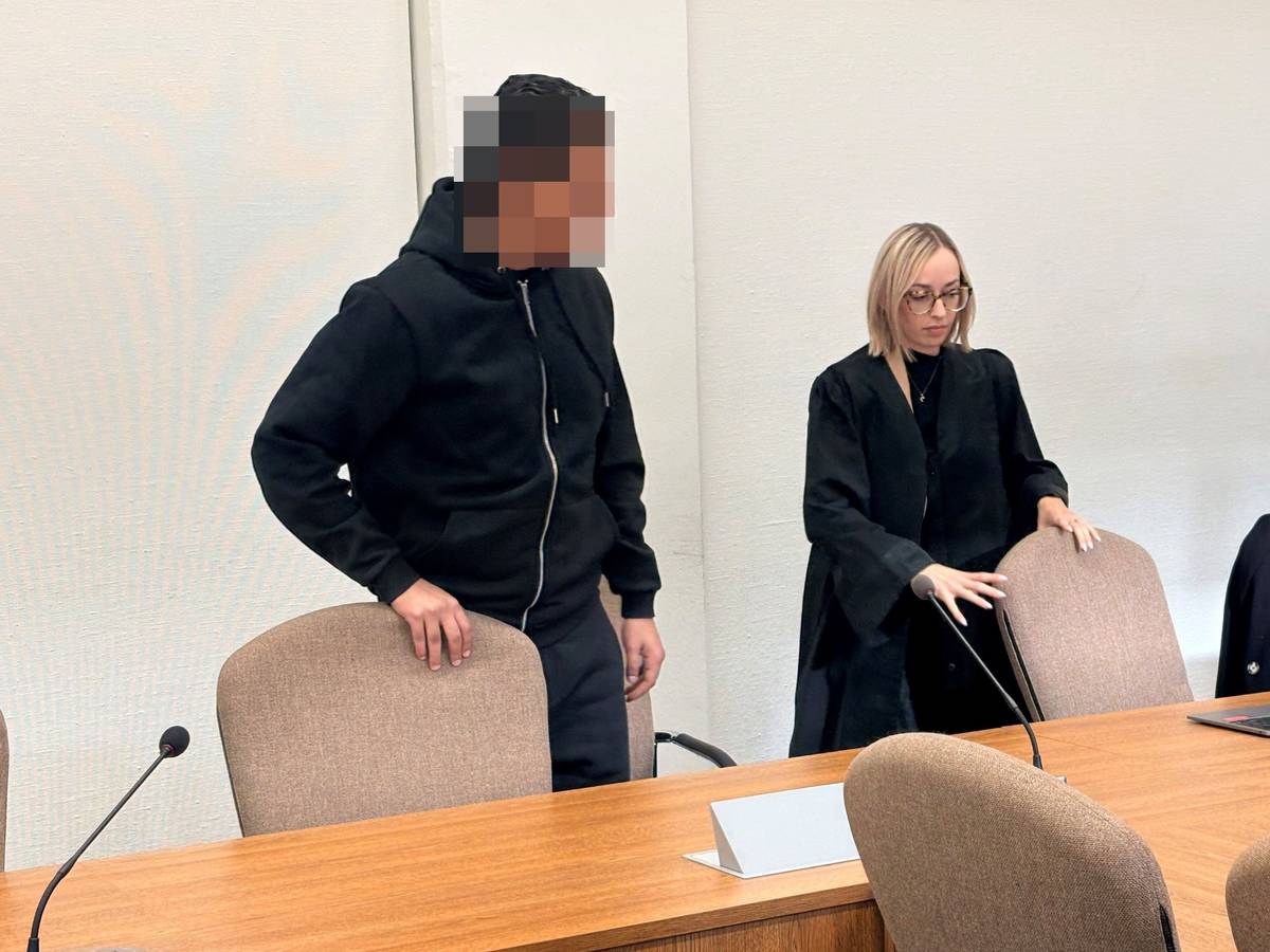 Der Beschuldigte mit Verteidigerin Anne Kieven beim Prozessauftakt im Landgericht Köln