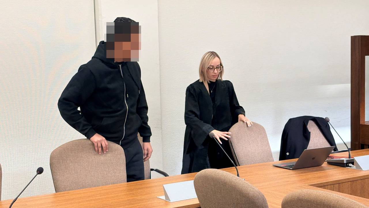 Der Beschuldigte mit Verteidigerin Anne Kieven beim Prozessauftakt im Landgericht Köln