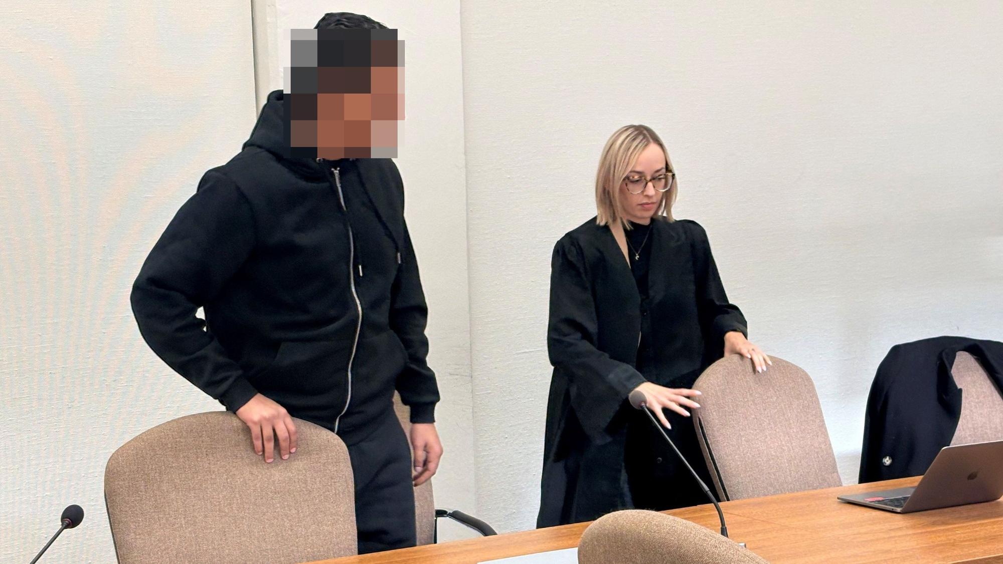 Der Angeklagte mit Verteidigerin Anne Kieven beim Prozessauftakt im Landgericht Köln