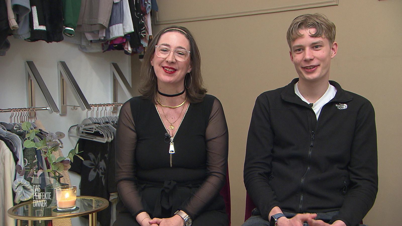 Daniela (53) und Noah (19) freuen sich auf das „Dinner“ in Berlin. (Bild: RTL)