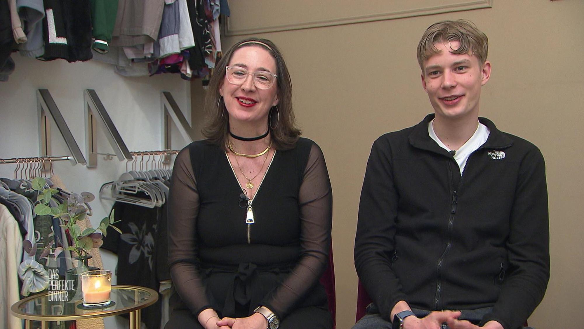 Daniela (53) und Noah (19) freuen sich auf das „Dinner“ in Berlin. (Bild: RTL)