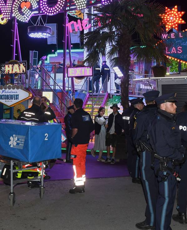 21.09.2026, Bayern, München: Polizeibeamte und Rettungskräfte sind an einem Unfallort im Einsatz. Auf dem Oktoberfestgelände in München war es an einem Fahrgeschäft zu einem Unfall gekommen. (zu dpa: «Unfall an Wiesn-Fahrgeschäft: Mitarbeiter in Lebensgefahr») Foto: Felix Hörhager/dpa +++ dpa-Bildfunk +++
