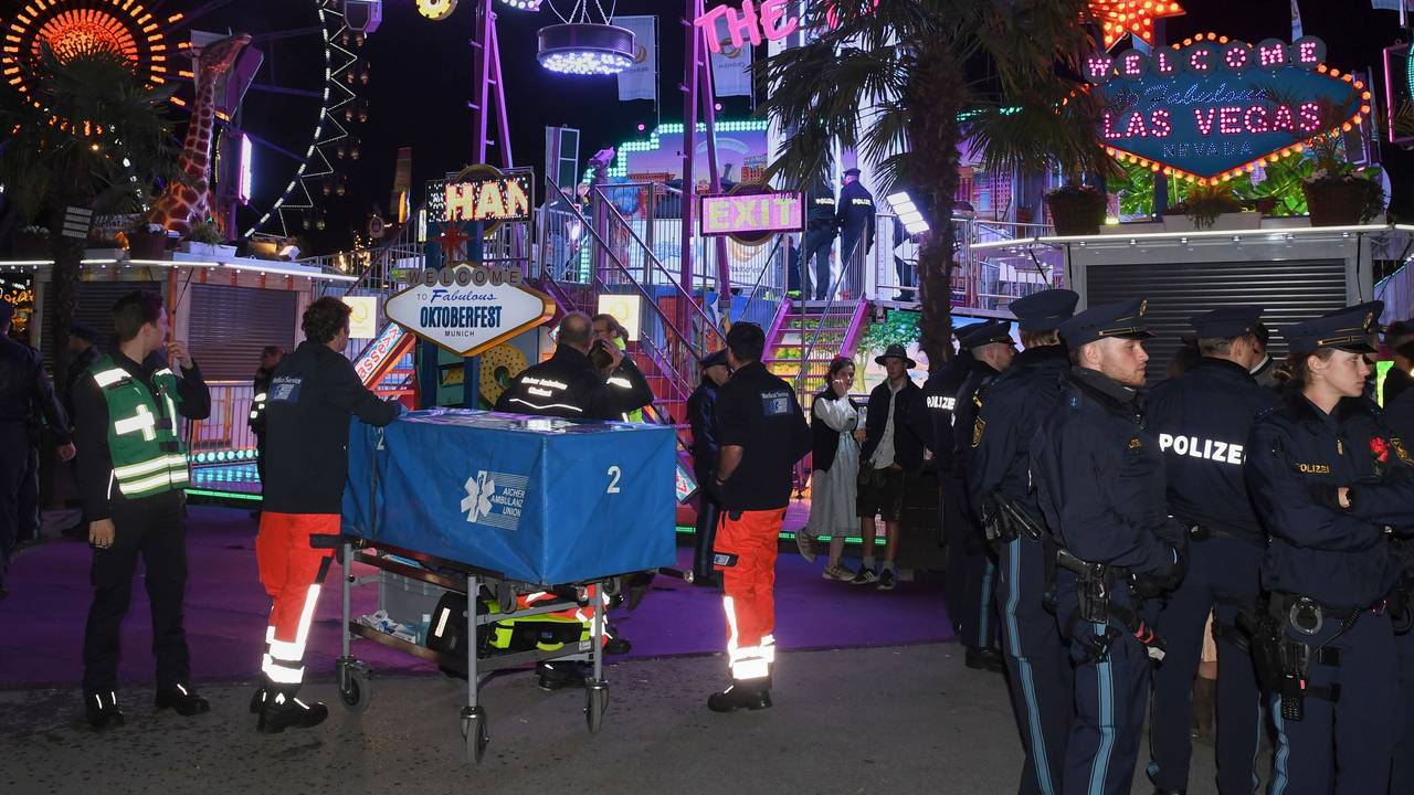 21.09.2026, Bayern, München: Polizeibeamte und Rettungskräfte sind an einem Unfallort im Einsatz. Auf dem Oktoberfestgelände in München war es an einem Fahrgeschäft zu einem Unfall gekommen. (zu dpa: «Unfall an Wiesn-Fahrgeschäft: Mitarbeiter in Lebensgefahr») Foto: Felix Hörhager/dpa +++ dpa-Bildfunk +++