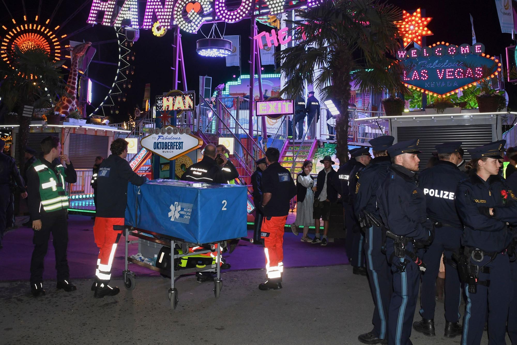 21.09.2026, Bayern, München: Polizeibeamte und Rettungskräfte sind an einem Unfallort im Einsatz. Auf dem Oktoberfestgelände in München war es an einem Fahrgeschäft zu einem Unfall gekommen. (zu dpa: «Unfall an Wiesn-Fahrgeschäft: Mitarbeiter in Lebensgefahr») Foto: Felix Hörhager/dpa +++ dpa-Bildfunk +++