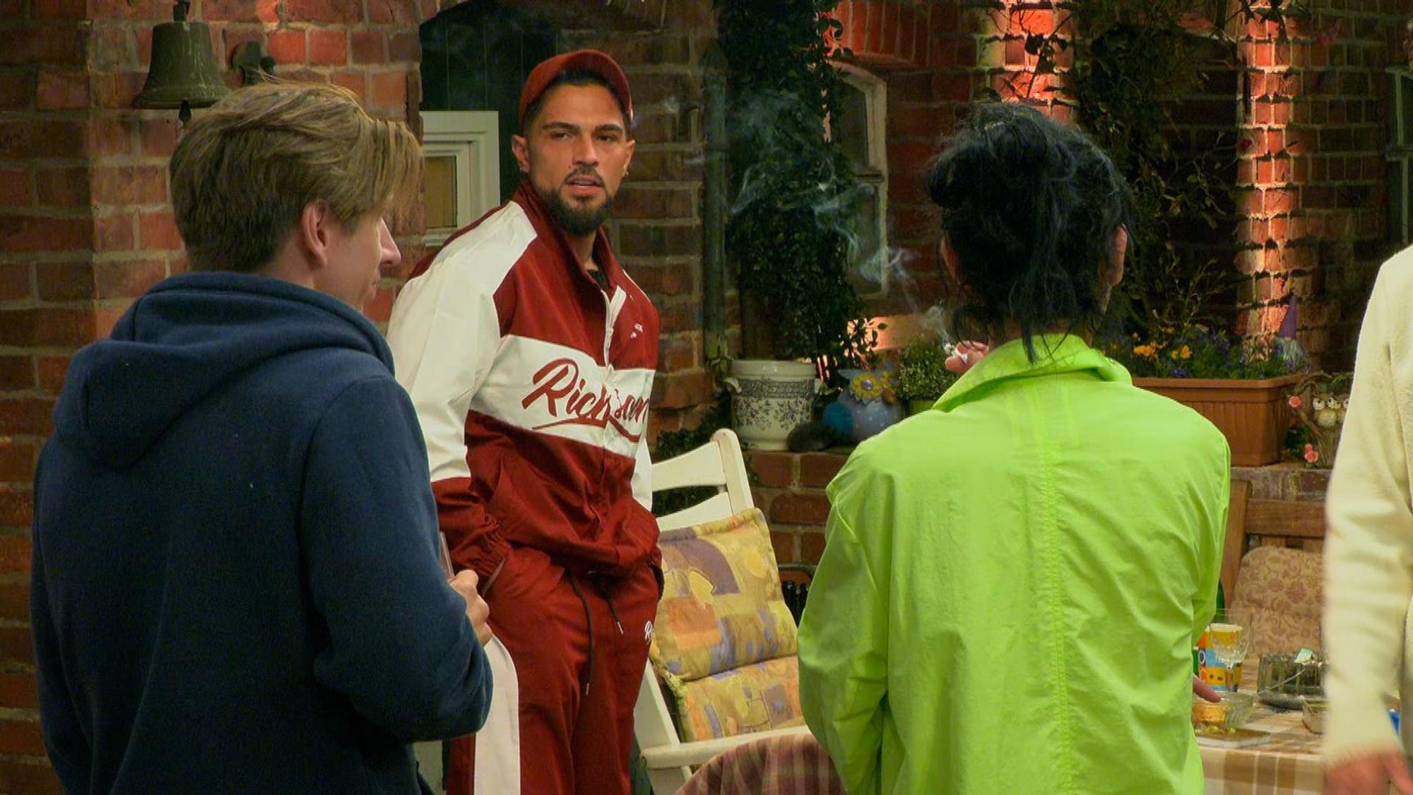 Alex' (Mitte) Aktionen werden Giovanni (links) und Vanessa zu viel. (Bild: RTL)