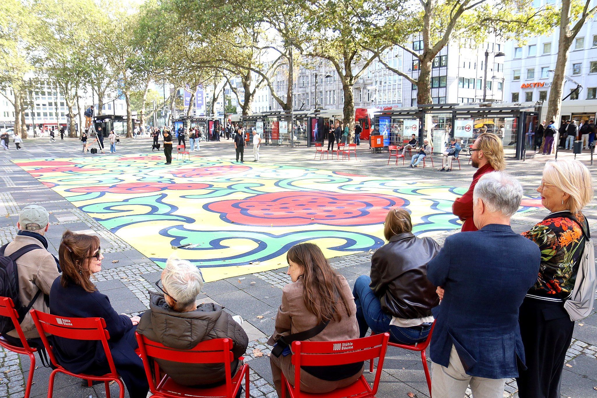 21.09.2026, Köln: Bei der Aktion „Bloom up“ wird ein zehn mal 28 Meter großer, begehbarer  Blumenteppich auf dem Neumarkt ausgerollt. Die Veranstaltung mit dem Teppich ist eines von fünf Projekte, mit dem die Innenstadt bleebet werden soll. Dörte Gatermann von den "1000 Stühle, Bäume" hatte die Idee.  Foto: Arton Krasniqi