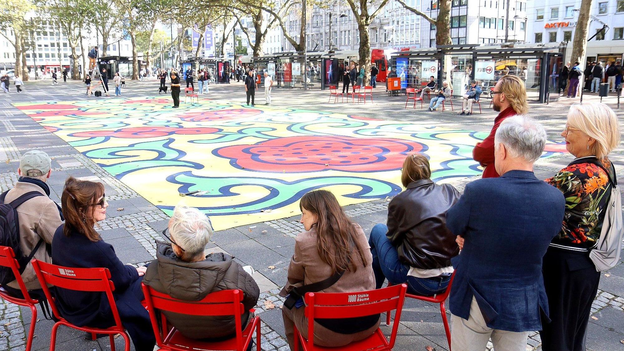 21.09.2026, Köln: Bei der Aktion „Bloom up“ wird ein zehn mal 28 Meter großer, begehbarer Blumenteppich auf dem Neumarkt ausgerollt. Die Veranstaltung mit dem Teppich ist eines von fünf Projekte, mit dem die Innenstadt bleebet werden soll. Dörte Gatermann von den "1000 Stühle, Bäume" hatte die Idee. Foto: Arton Krasniqi