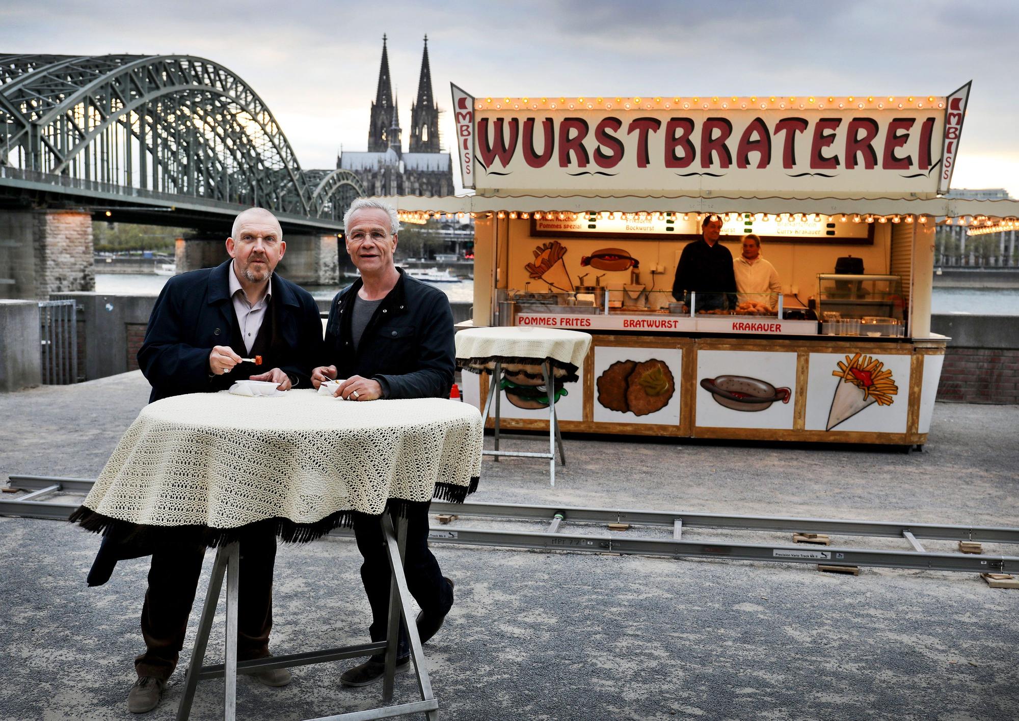 Ballauf und Schenk 2017 an der legendären Wurstbude in Köln