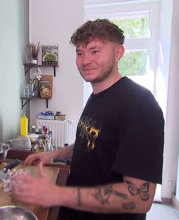 Sieht nicht so aus, aber ist Finanzbeamter: Jannik (28) aus Berlin liebt Kaffee und gutes Essen. (Bild: RTL)