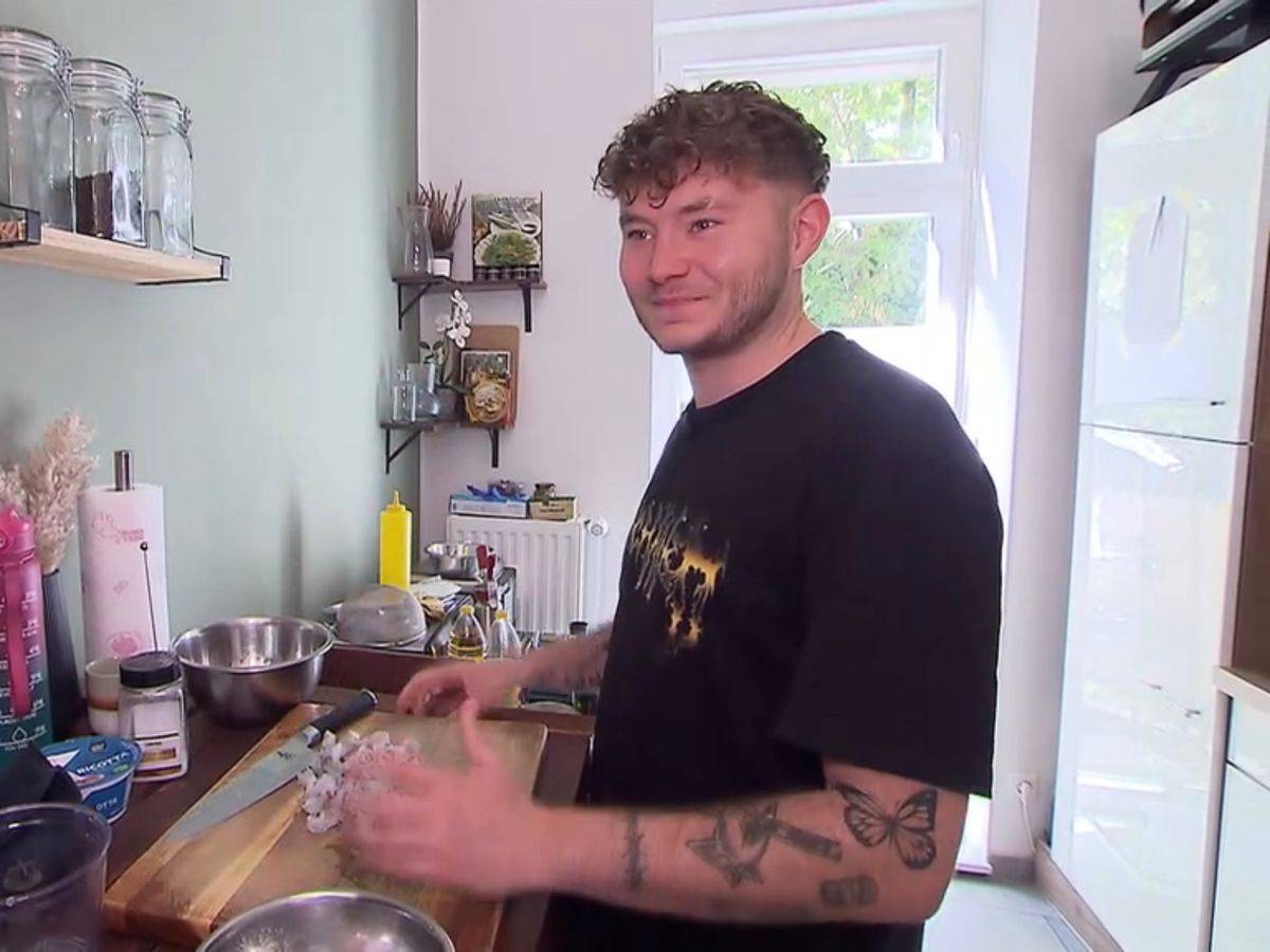 Sieht nicht so aus, aber ist Finanzbeamter: Jannik (28) aus Berlin liebt Kaffee und gutes Essen. (Bild: RTL)