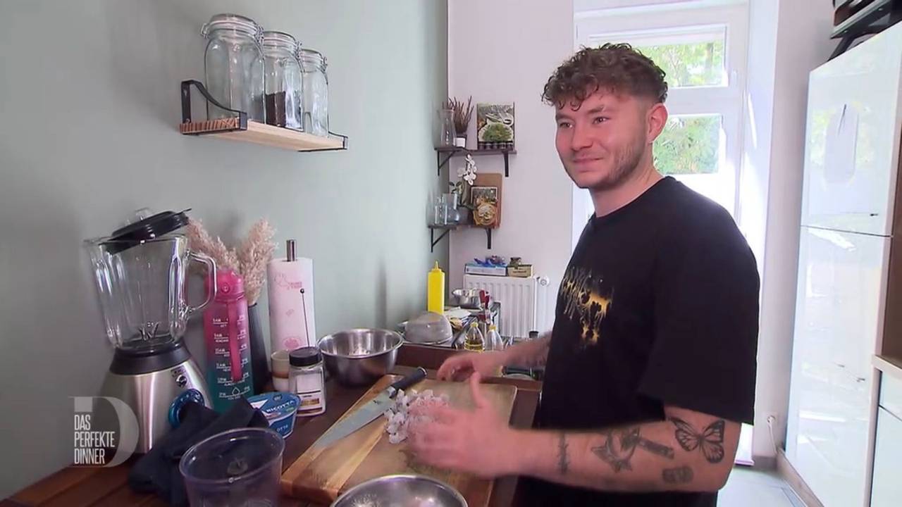 Sieht nicht so aus, aber ist Finanzbeamter: Jannik (28) aus Berlin liebt Kaffee und gutes Essen. (Bild: RTL)