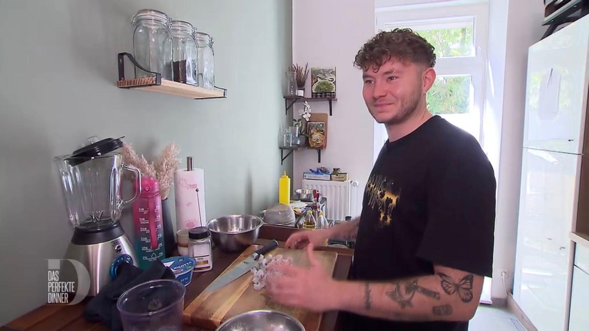 Sieht nicht so aus, aber ist Finanzbeamter: Jannik (28) aus Berlin liebt Kaffee und gutes Essen. (Bild: RTL)