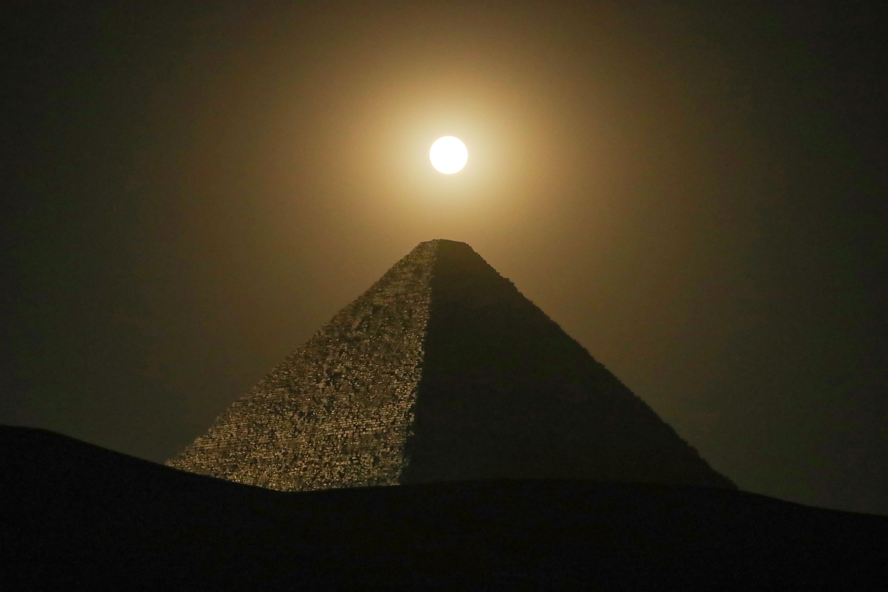 Der Vollmond leuchtet über der Großen Pyramide von Gizeh, der Cheops-Pyramide.