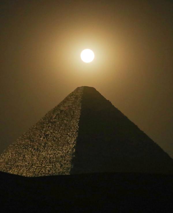 Der Vollmond leuchtet über der Großen Pyramide von Gizeh, der Cheops-Pyramide.