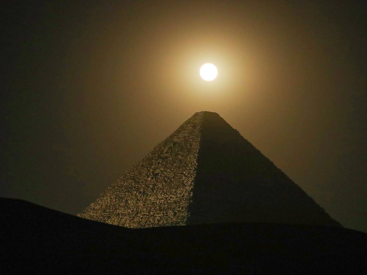 Der Vollmond leuchtet über der Großen Pyramide von Gizeh, der Cheops-Pyramide.