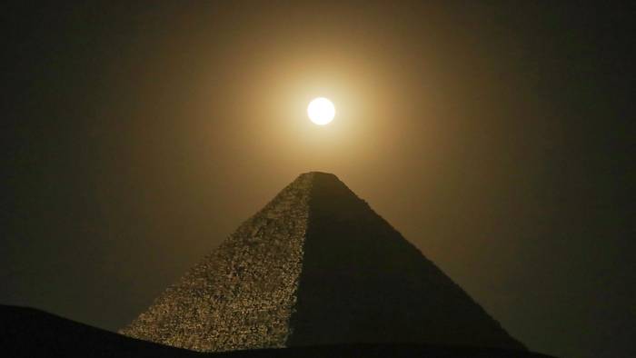 Der Vollmond leuchtet über der Großen Pyramide von Gizeh, der Cheops-Pyramide.
