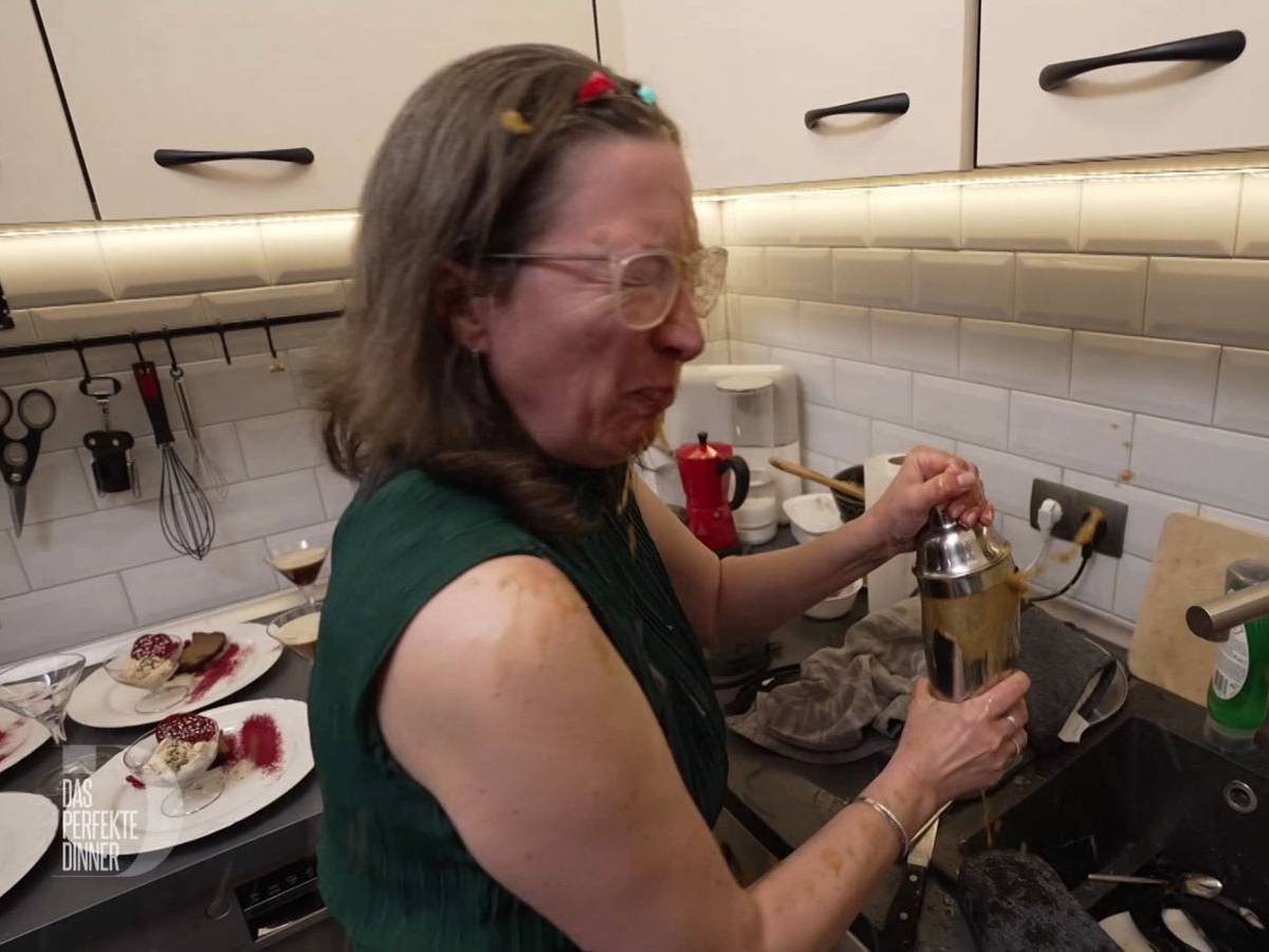 Statt ins Cocktailglas ergießt sich Danielas Espresso Martini über sie selbst. (Bild: RTL)