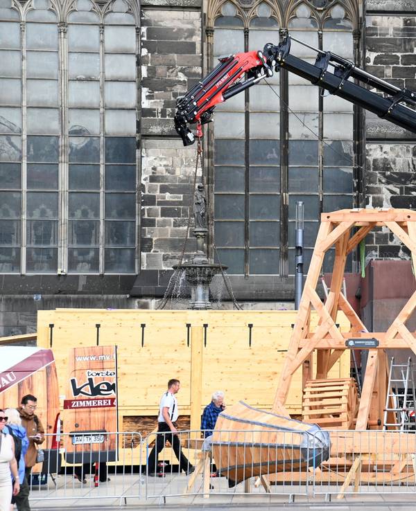 Auf dem Roncalliplatz wird ein hölzerner Kran aufgebaut, wie er zum Bau des Doms benutzt wurde.