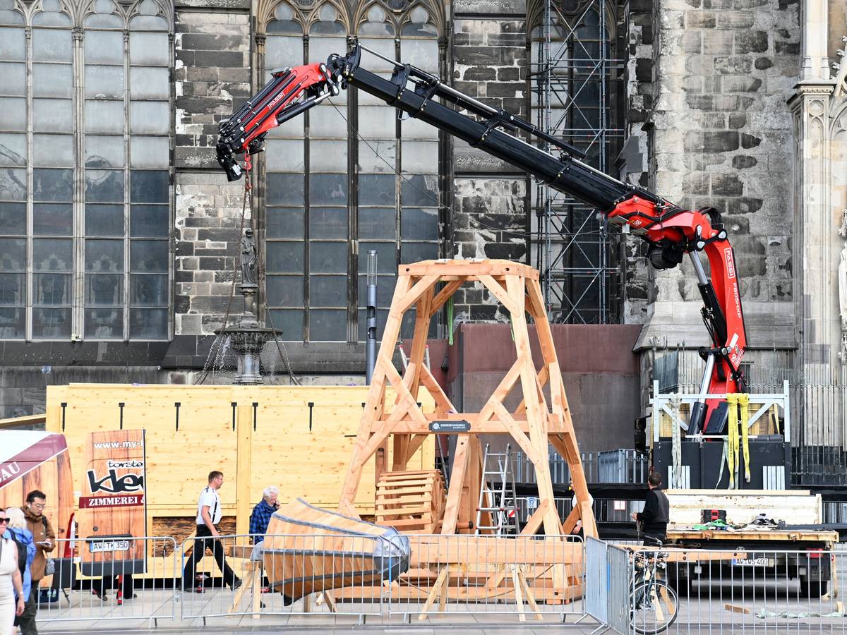 Auf dem Roncalliplatz wird ein hölzerner Kran aufgebaut, wie er zum Bau des Doms benutzt wurde.