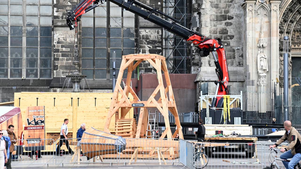 Auf dem Roncalliplatz wird ein hölzerner Kran aufgebaut, wie er zum Bau des Doms benutzt wurde.