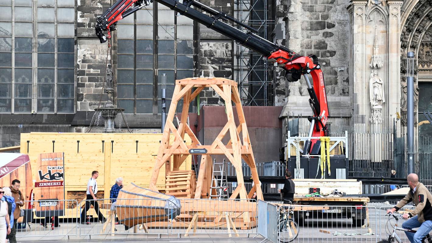Auf dem Roncalliplatz wird ein hölzerner Kran aufgebaut, wie er zum Bau des Doms benutzt wurde.