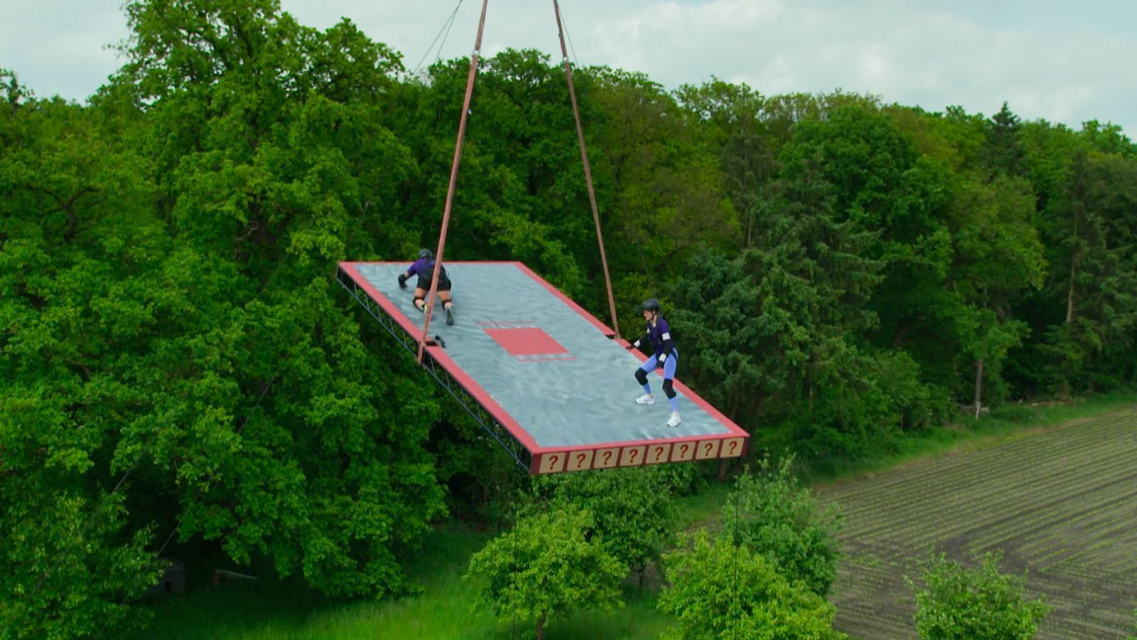 In schwindelnder Höhe müssen die Paare beim ersten Safety-Spiel Pantomime spielen.  (Bild: RTL)