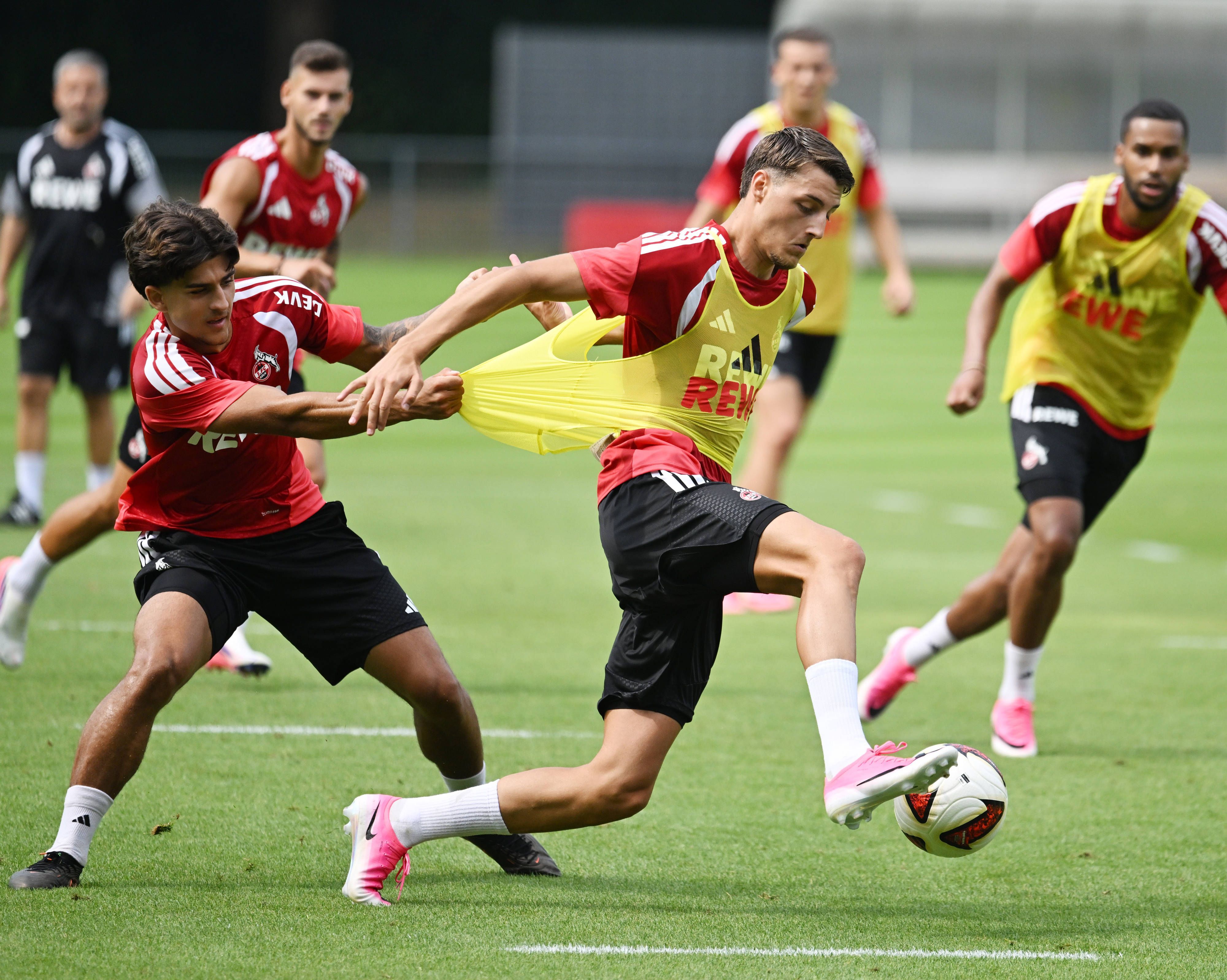 Kristiyan Irmiev zieht Malek El Mala im Training am Leibchen.