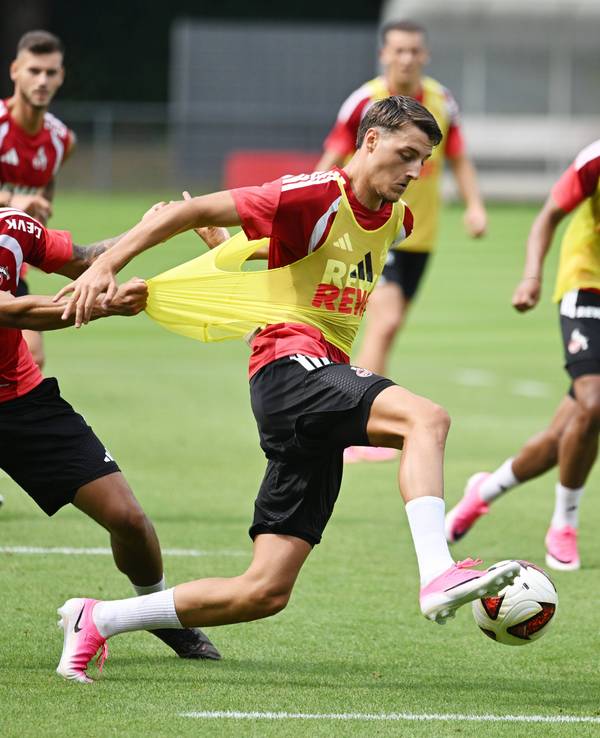 Kristiyan Irmiev zieht Malek El Mala im Training am Leibchen.