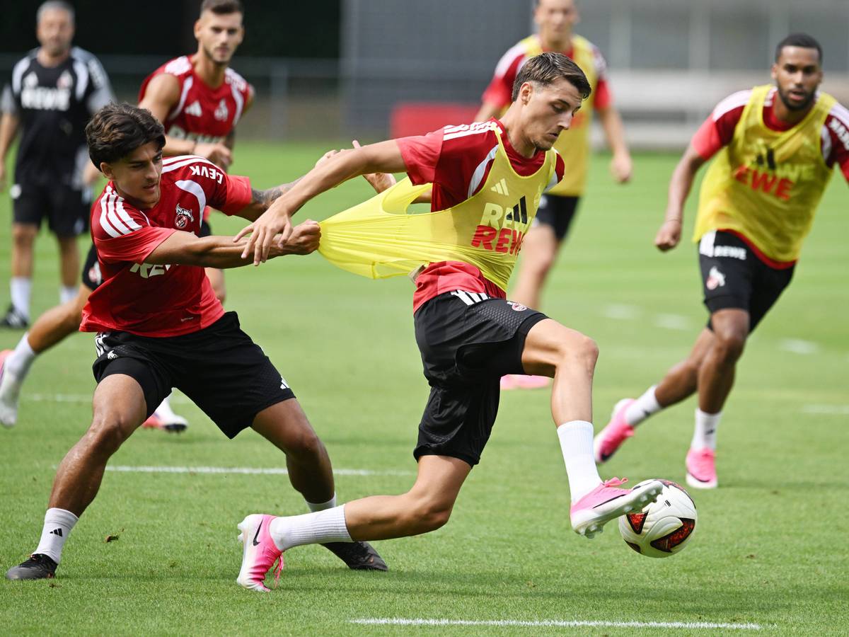 Kristiyan Irmiev zieht Malek El Mala im Training am Leibchen.