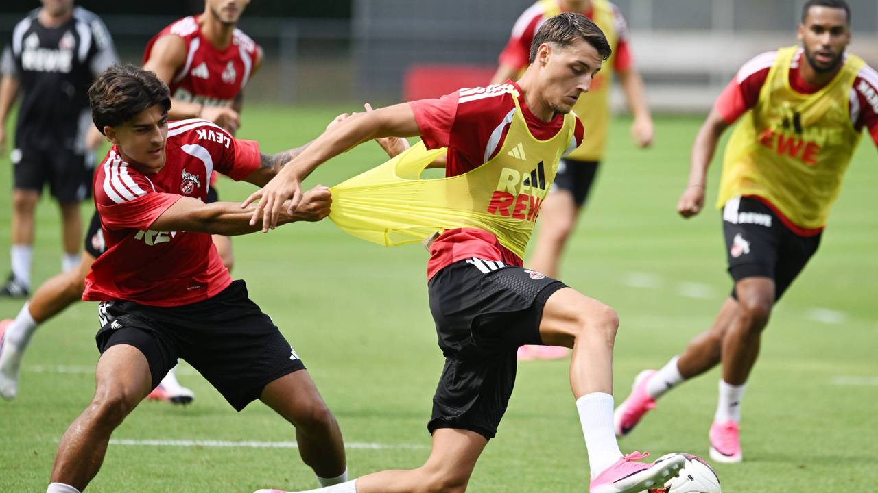 Kristiyan Irmiev zieht Malek El Mala im Training am Leibchen.
