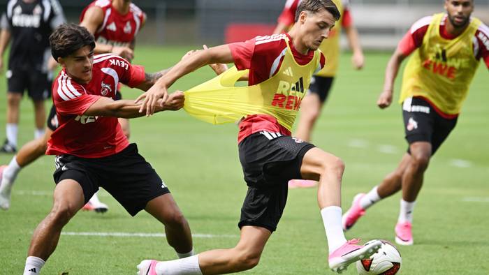 Kristiyan Irmiev zieht Malek El Mala im Training am Leibchen.
