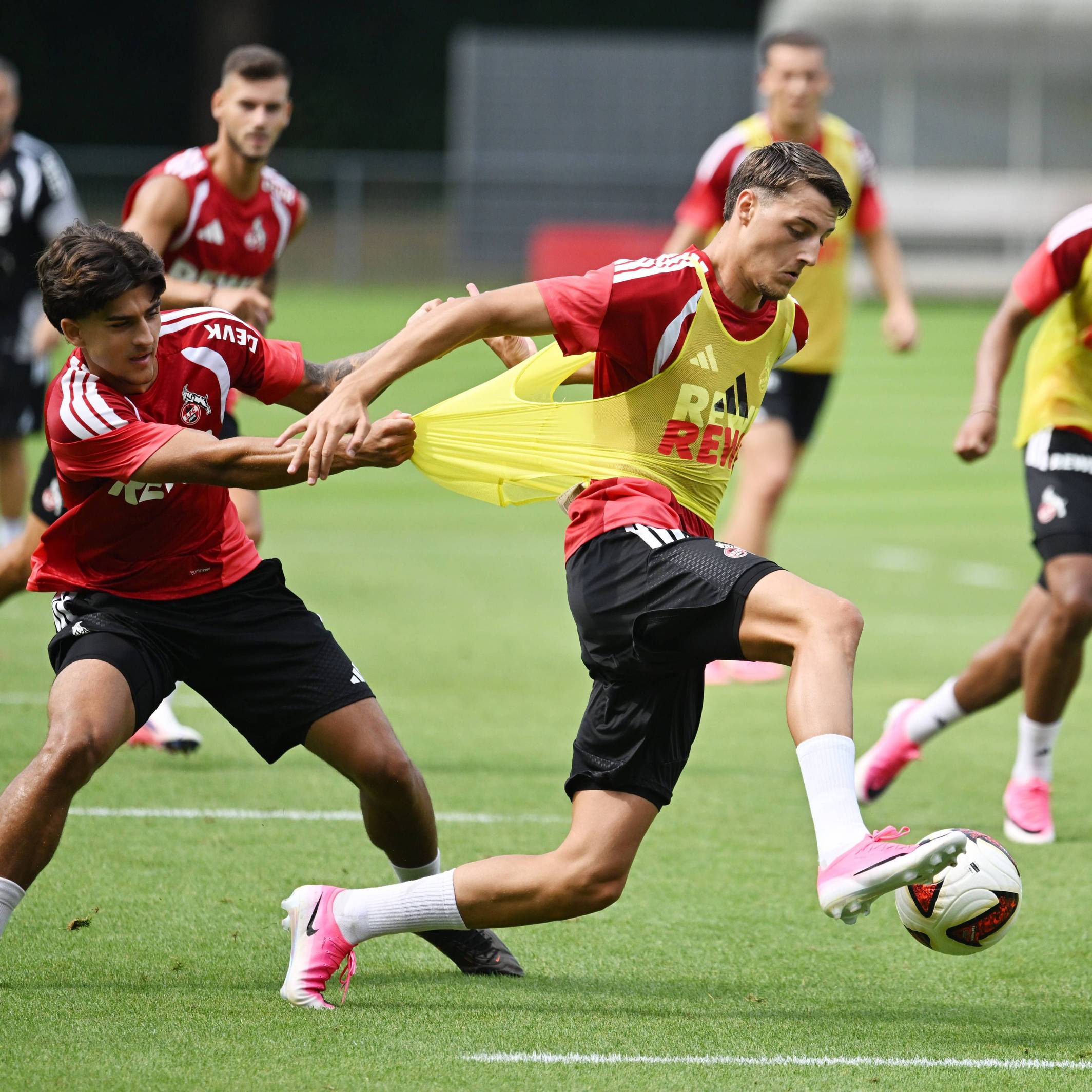 Kristiyan Irmiev zieht Malek El Mala im Training am Leibchen.