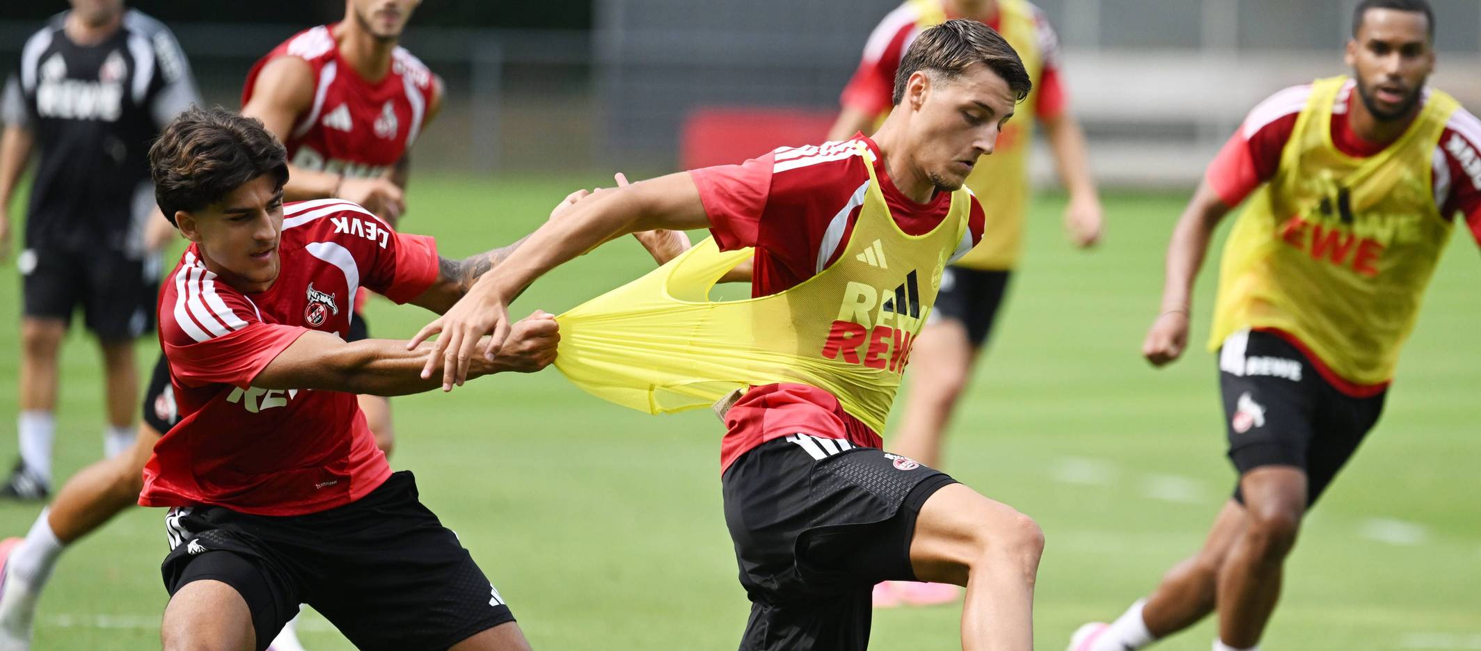 Kristiyan Irmiev zieht Malek El Mala im Training am Leibchen.