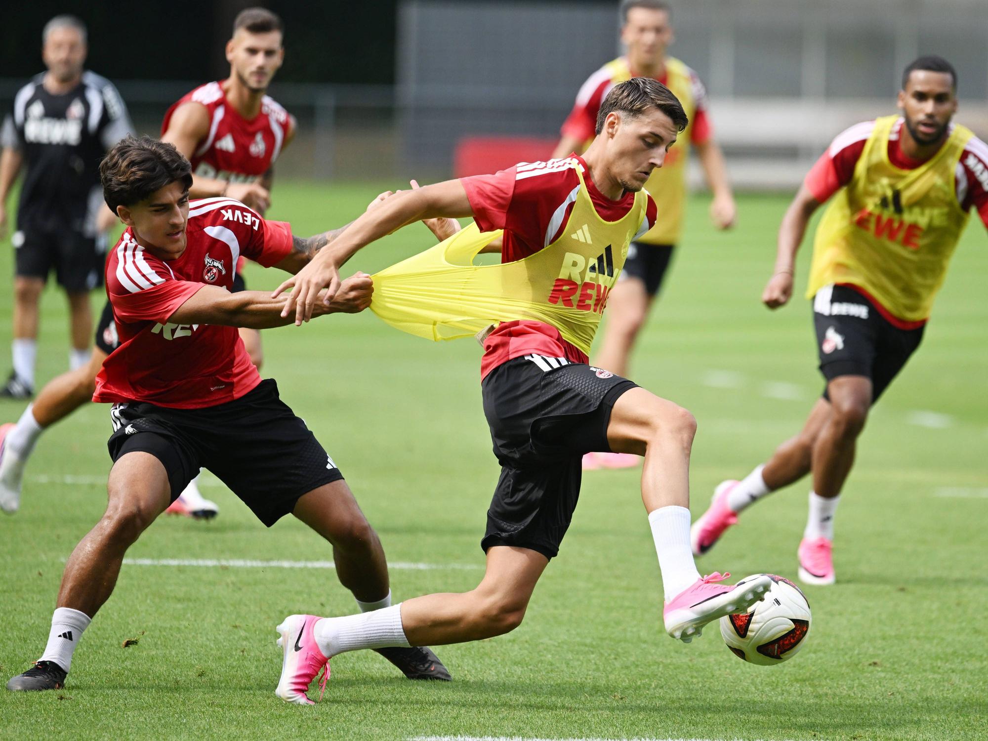 Kristiyan Irmiev zieht Malek El Mala im Training am Leibchen.
