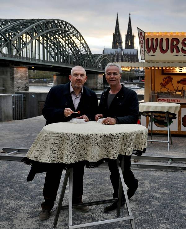 Die Tatort-Kommissare Freddy Schenk (Dietmar Bär, l.) und Max Ballauf (Klaus J. Behrendt) an der legendären Currywurst-Bude.