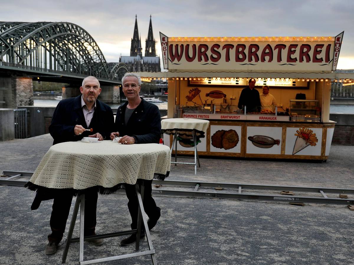 Die Tatort-Kommissare Freddy Schenk (Dietmar Bär, l.) und Max Ballauf (Klaus J. Behrendt) an der legendären Currywurst-Bude.