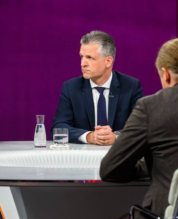 Ein Teil der Abgeordneten habe „die Faust in der Tasche“ und wolle den Kanzler loswerden, so die Meinung der „RND“-Chefredakteurin Eva Quadbeck. (Bild: ZDF/Svea Pietschmann )