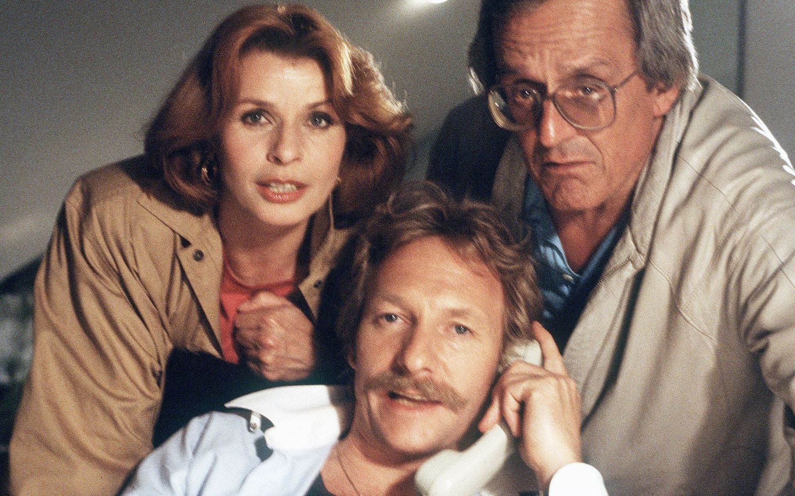 Trio infernale des deutschen Serien-Fernsehens der 80er: Senta Berger, Franz Xaver Kroetz (Mitte) und Dieter Hildebrandt in „Kir Royal“. (Bild: BR / MDR)