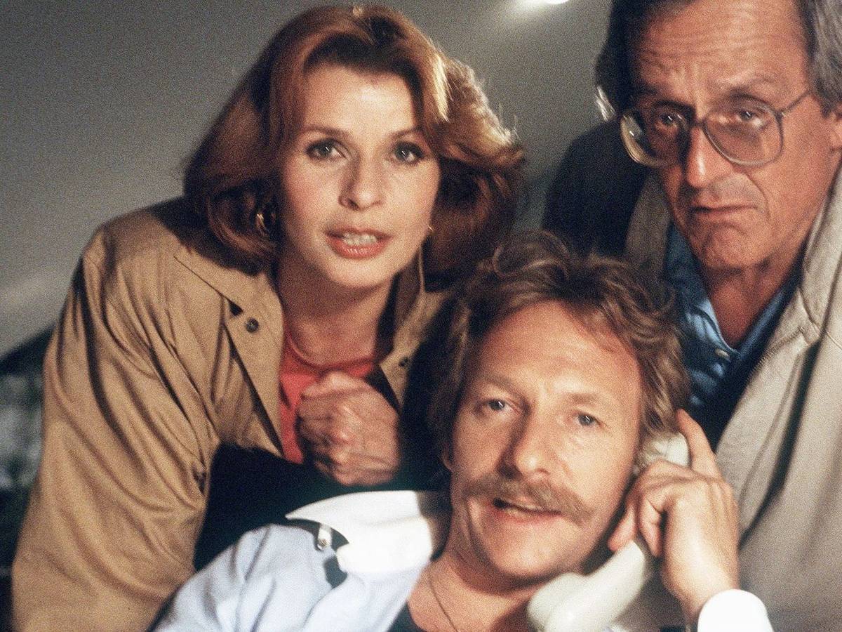 Trio infernale des deutschen Serien-Fernsehens der 80er: Senta Berger, Franz Xaver Kroetz (Mitte) und Dieter Hildebrandt in „Kir Royal“. (Bild: BR / MDR)