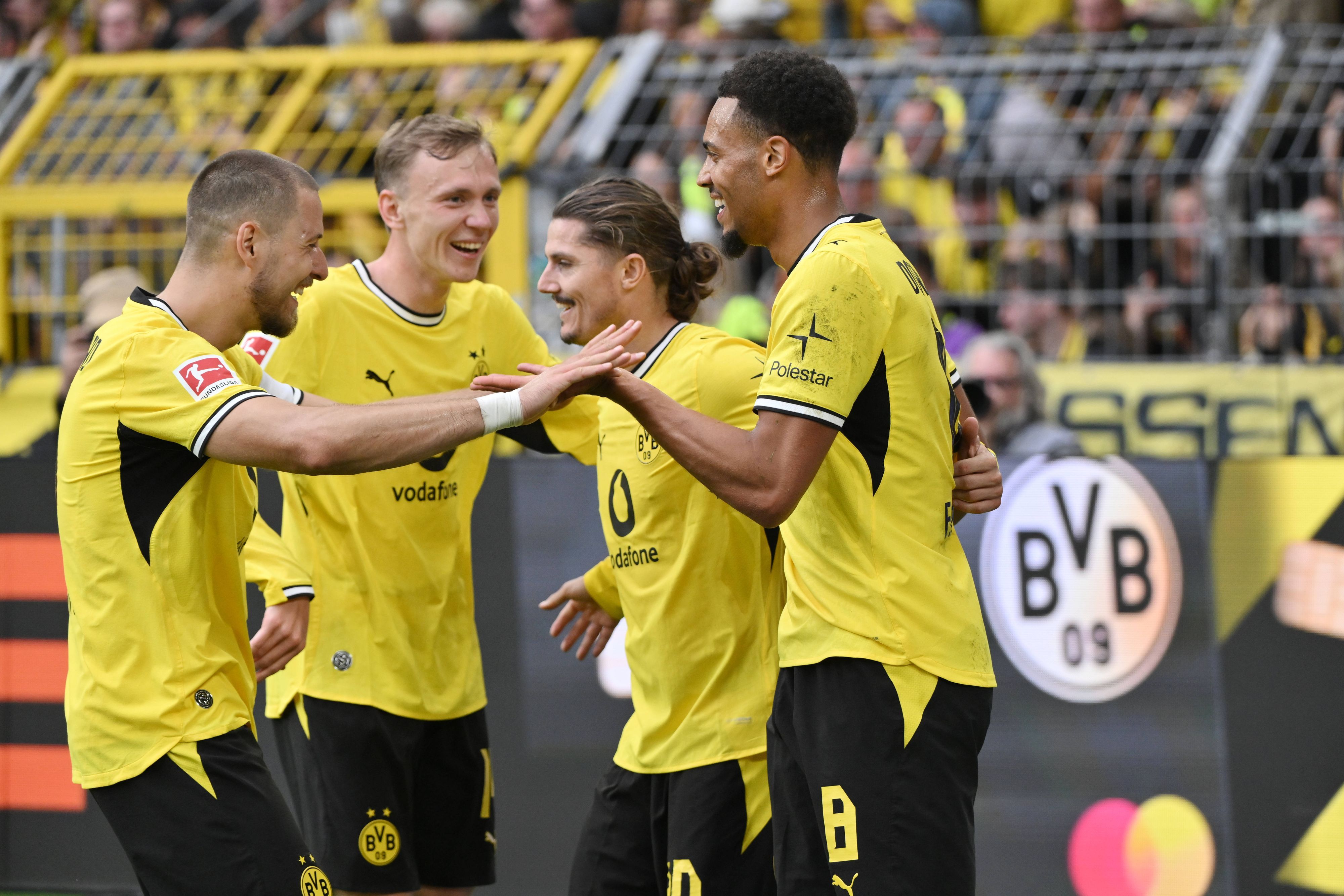 Waldemar Anton, Maximilian Beier, Marcel Sabitzer und Felix Nmecha jubeln gemeinsam.
