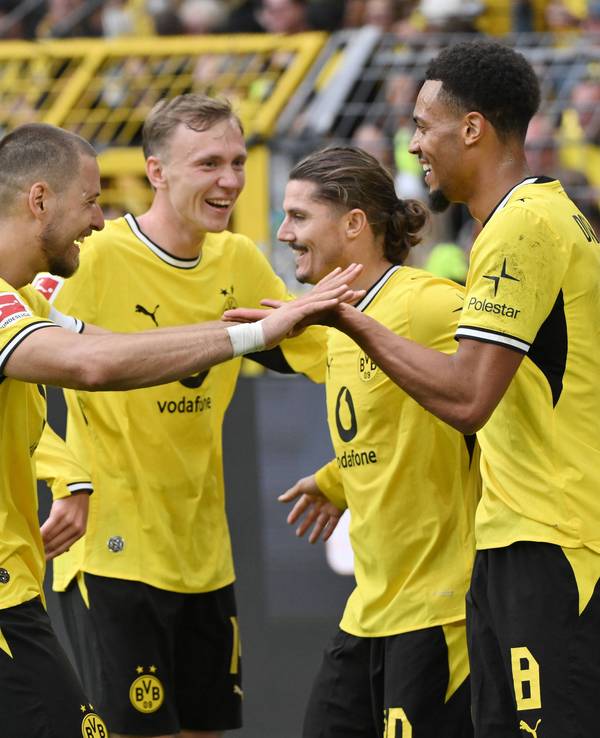 Waldemar Anton, Maximilian Beier, Marcel Sabitzer und Felix Nmecha jubeln gemeinsam.