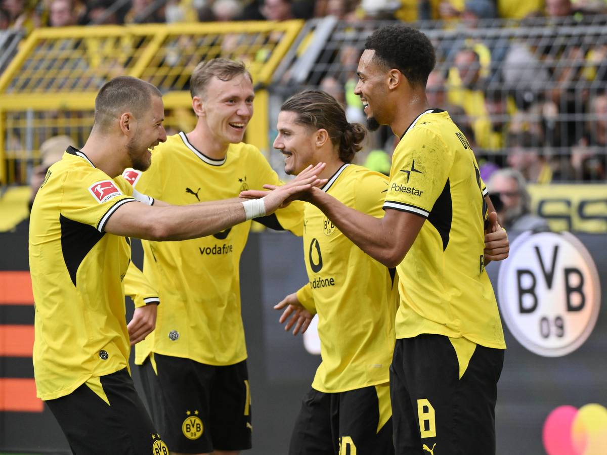 Waldemar Anton, Maximilian Beier, Marcel Sabitzer und Felix Nmecha jubeln gemeinsam.
