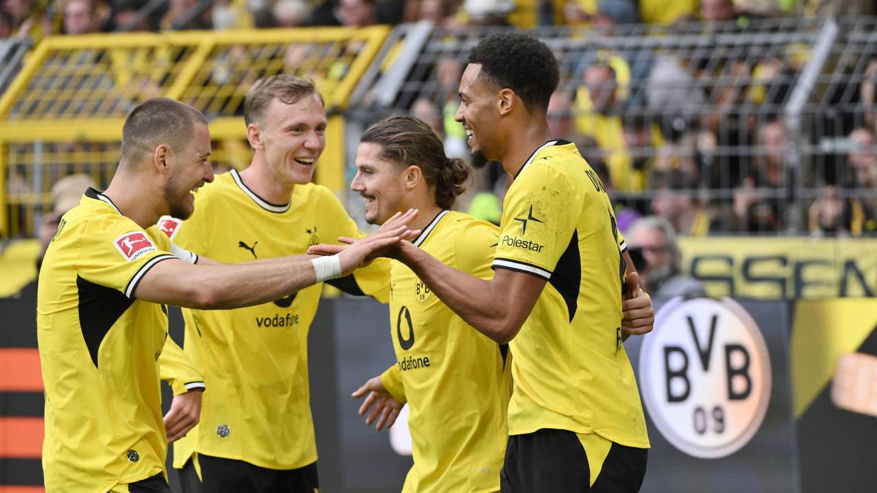 Waldemar Anton, Maximilian Beier, Marcel Sabitzer und Felix Nmecha jubeln gemeinsam.