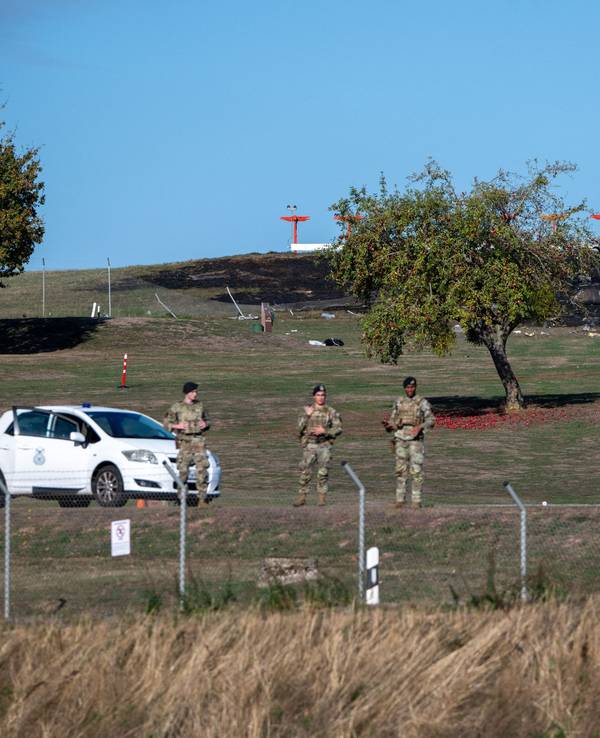 Kräfte der US-Armee stehen an einem Begrenzungszaun der US-Airbase Spangdahlem.