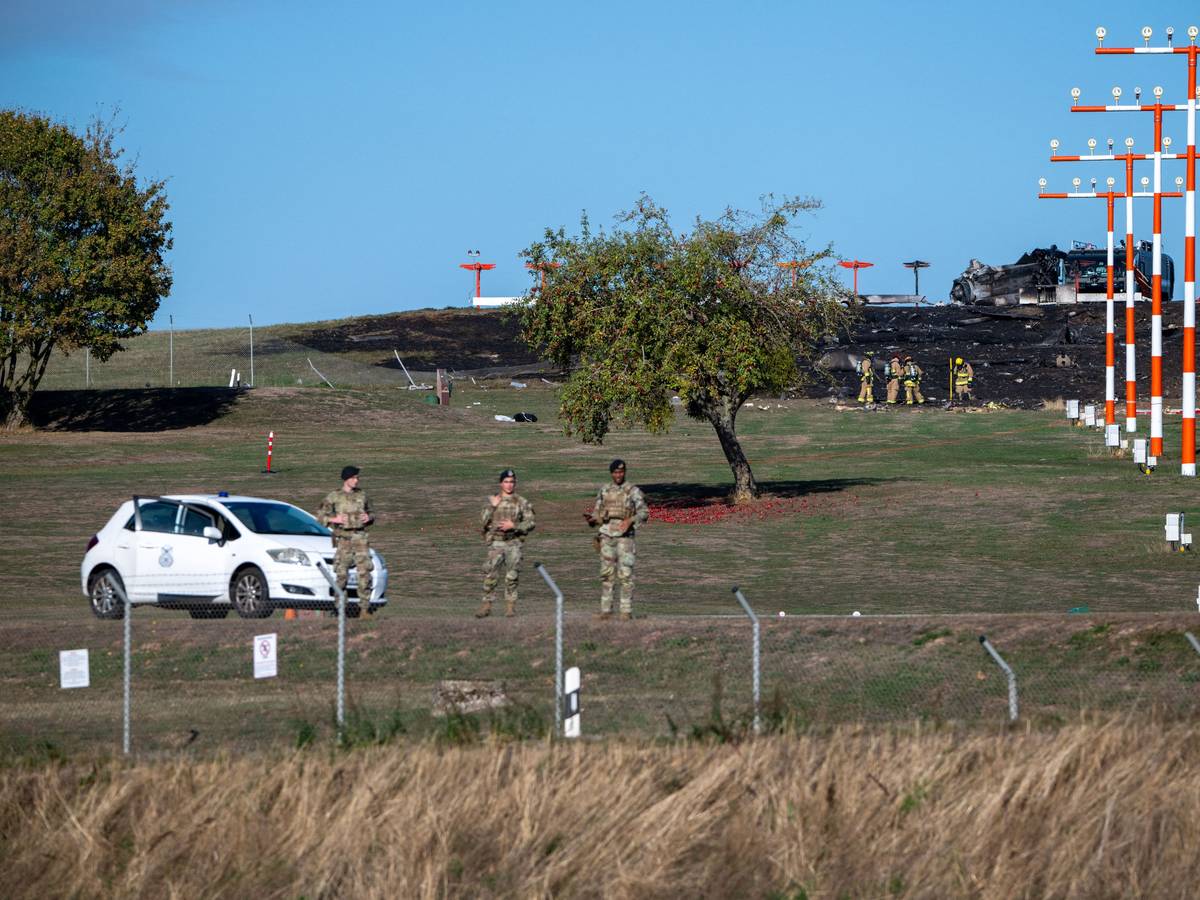 Kräfte der US-Armee stehen an einem Begrenzungszaun der US-Airbase Spangdahlem.