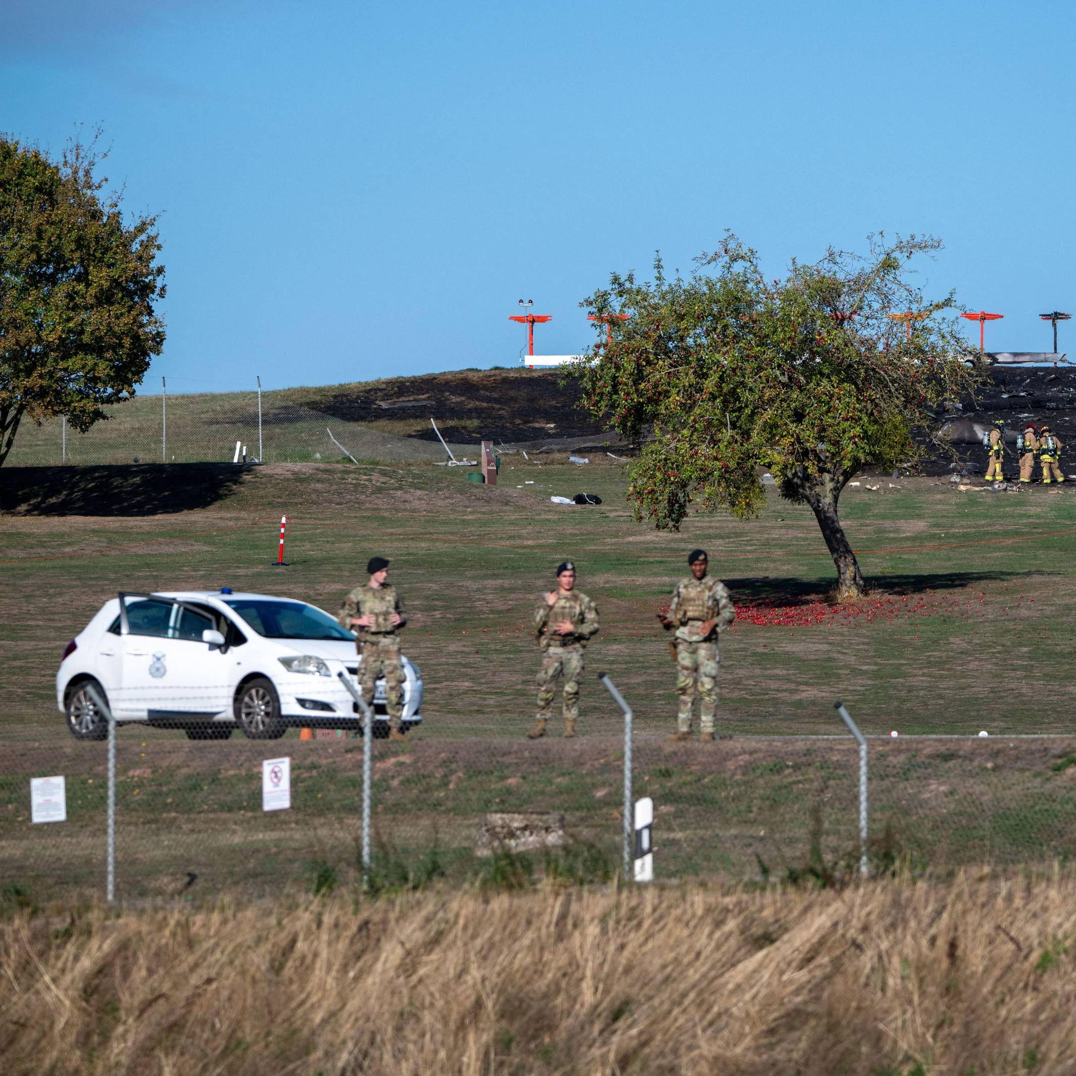 Kräfte der US-Armee stehen an einem Begrenzungszaun der US-Airbase Spangdahlem.