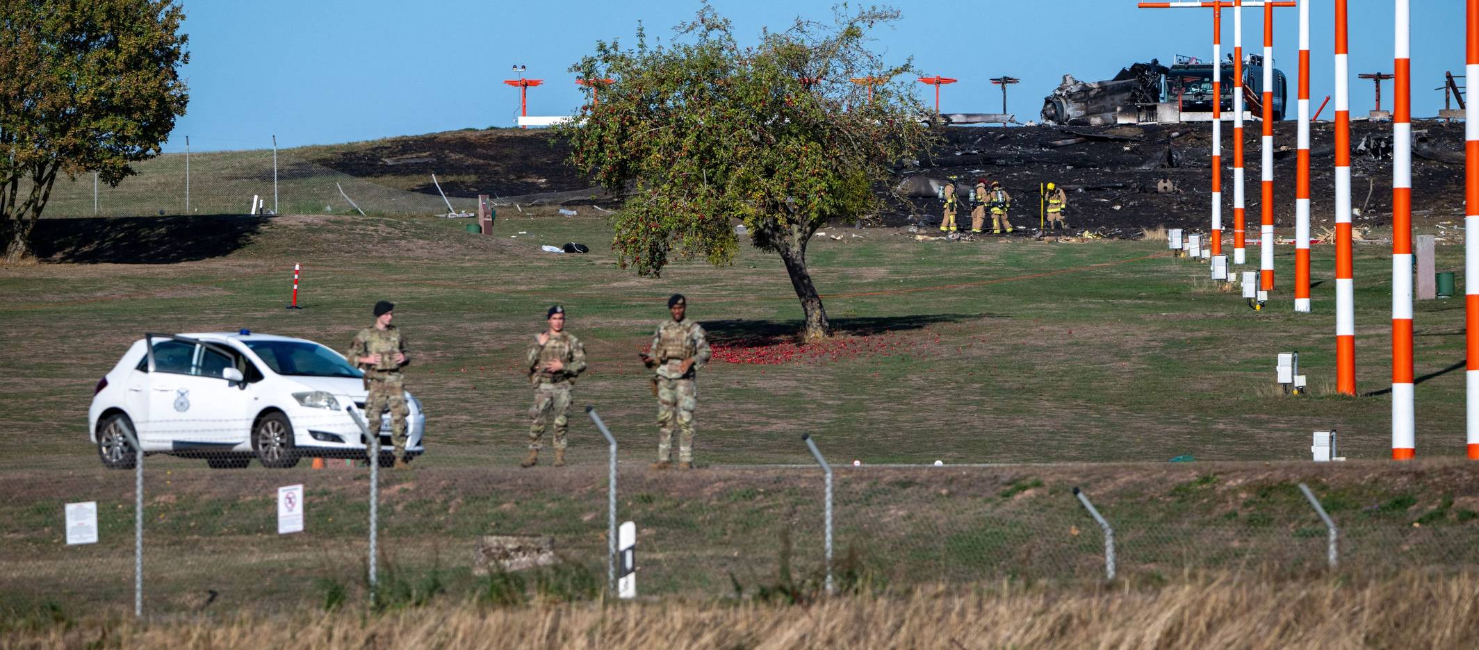 Kräfte der US-Armee stehen an einem Begrenzungszaun der US-Airbase Spangdahlem.